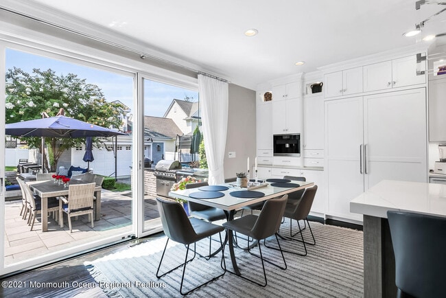 Building Photo - 2211 3rd Ave