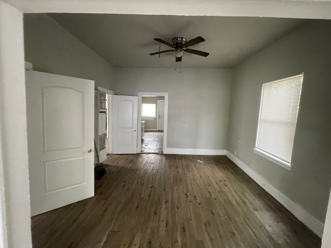Building Photo - 2 bedroom, 1 bath