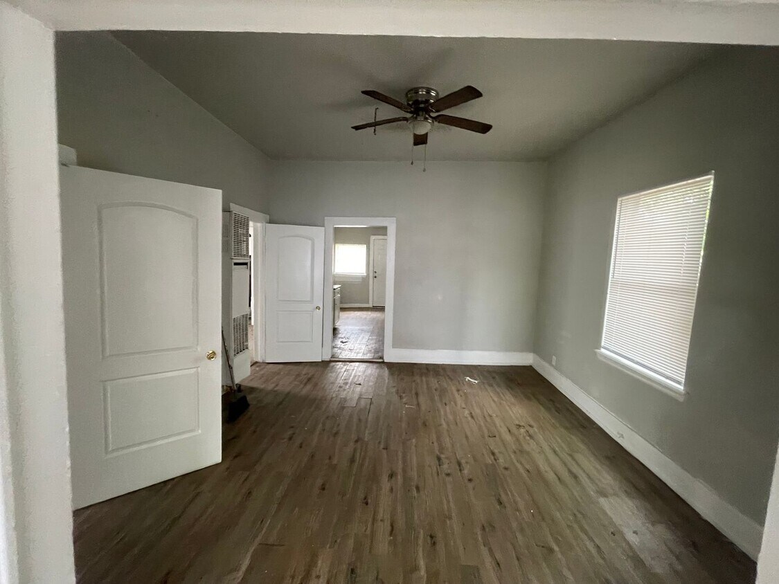 Foto del edificio - 2 bedroom, 1 bath