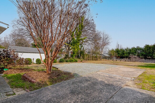 Foto del edificio - 707 Mayflower Dr