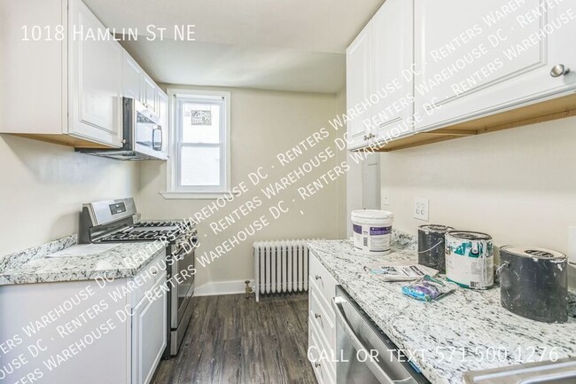 Building Photo - Newly renovated 3bd/1.5bth end unit TH Nes...