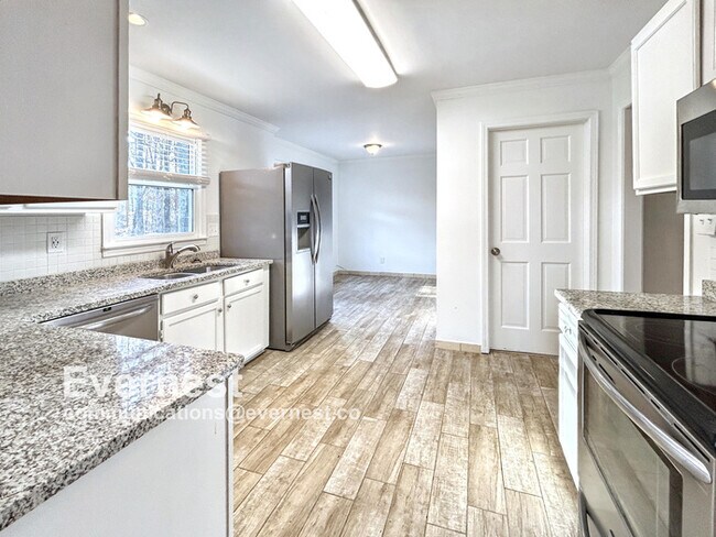 Building Photo - Beautiful 4-Bedroom Home with Modern Comforts / Pet-Friendly / Vouchers Accepted / Available Now!