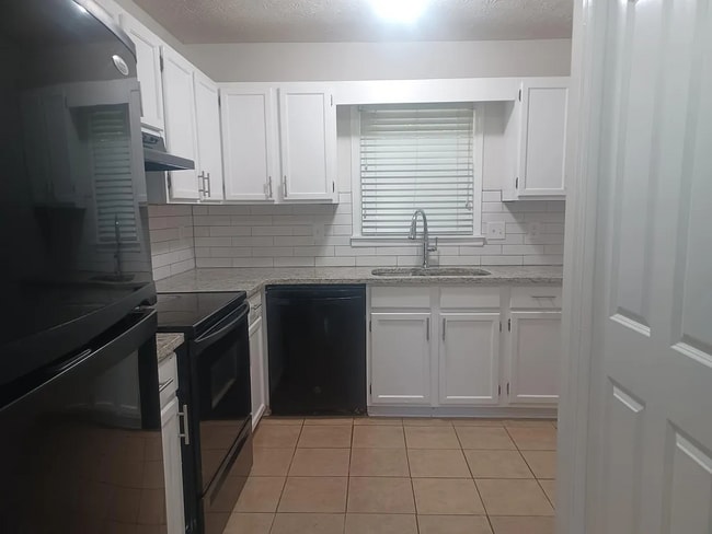 Photo - 595 Wedgewood Dr (Alpharetta, GA) House