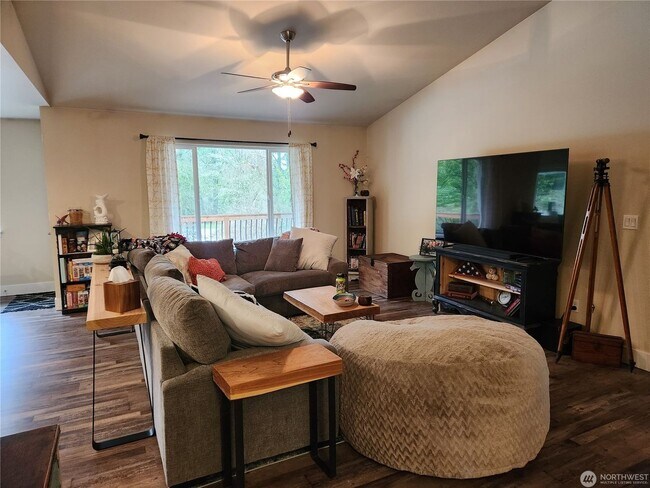 Foto del edificio - Newer Construction Home