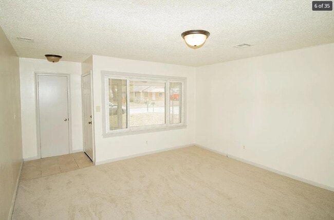 Building Photo - Cozy 2 Bedroom 1 Bathroom Home