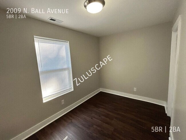 Building Photo - 2009 N Ball Ave