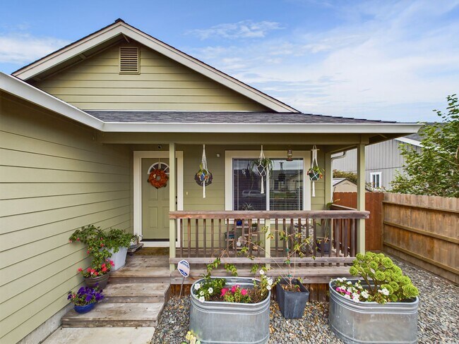 Foto del edificio - 3 Bed / 2 Bath Home in McKinleyville – Landscaped Yard, Sauna, & 2-Car Garage