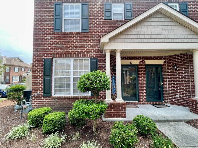 Foto del edificio - Beautifully Updated Townhome with Dual Primary Suites & Flex Space