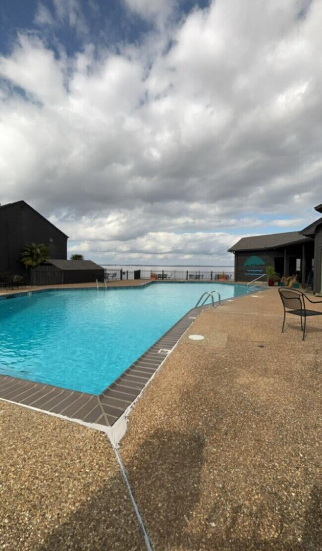 Building Photo - Reservoir living with utilities included for $2200!!