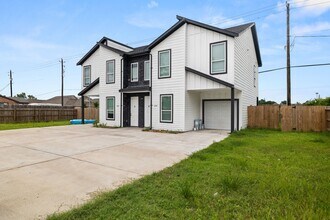 Building Photo - 8534 Woodlyn Rd