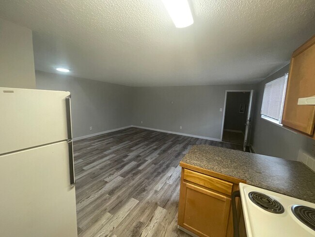 Foto del edificio - Huge 2 Bedroom 1 Bath Located Just Outside...