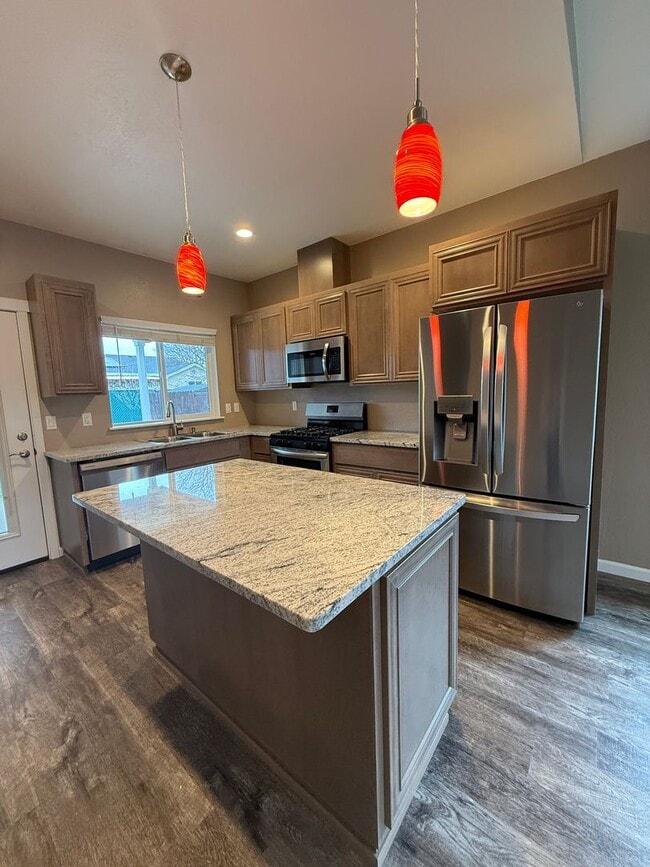 Building Photo - Quiet Cul-De-Sac Living in White City