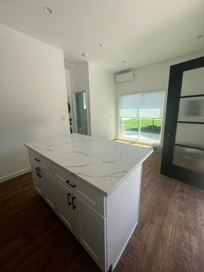 Foto del edificio - 16304-16308 Chatsworth St