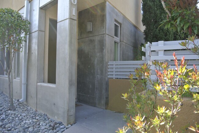 Building Photo - 3 Story town home with rooftop deck in Oceanside!~ Cleveland #101