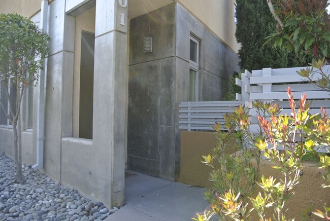 Foto del edificio - 3 Story town home with rooftop deck in Oceanside!~ Cleveland #101