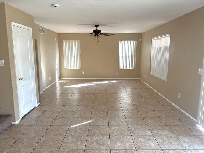 Building Photo - Great  4 bed 2.5 bath in Wigwam Creek