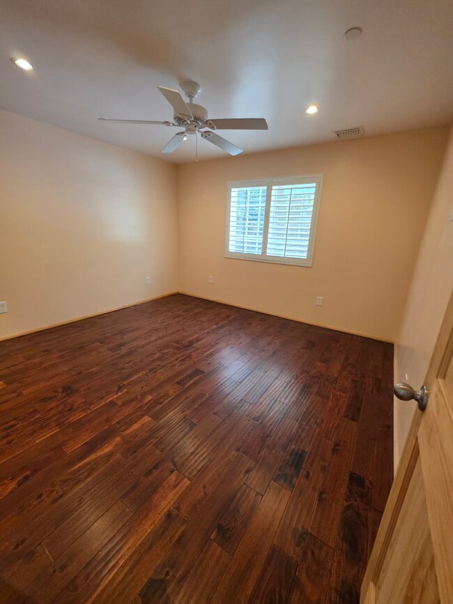 Foto del edificio - 6172 Sylvan Dr