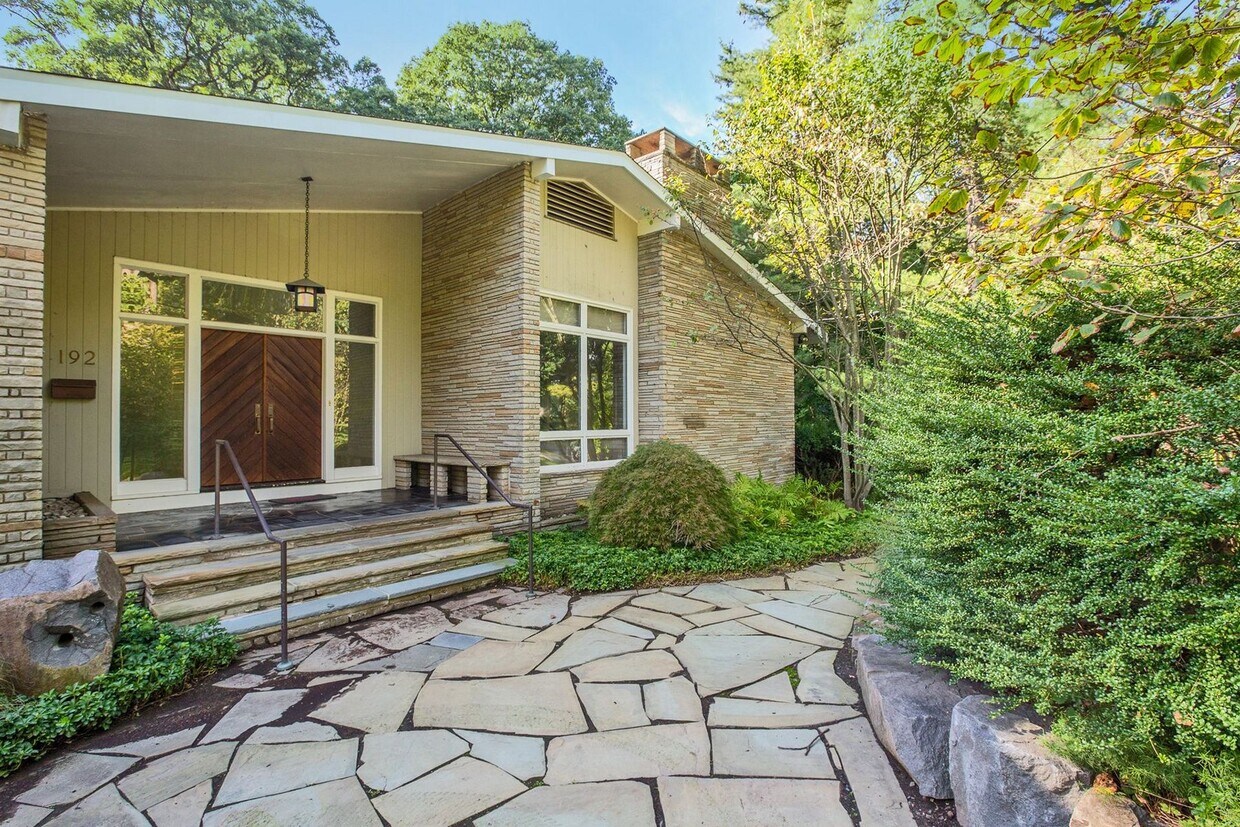 Photo - 192 Stonehurst Dr (Tenafly, NJ)