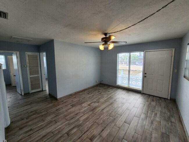 Foto del edificio - Nice beach side 2/1, walk to beach, restaurants