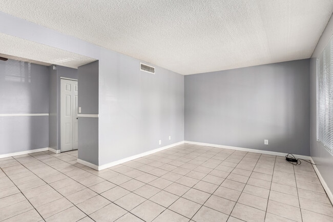 Building Photo - 2413 W Hazelwood St