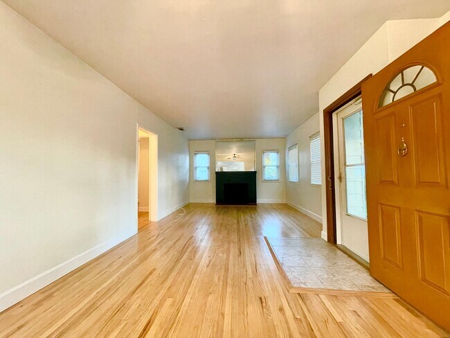 Building Photo - Adorable Burbank Home!