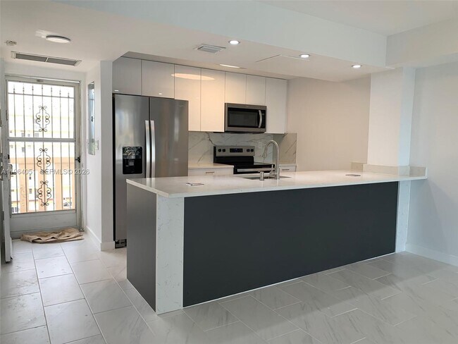 Building Photo - 2980 Point E Dr