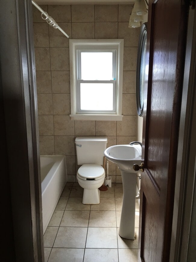 Building Photo - 2 Bedroom Rancher in Dunbar