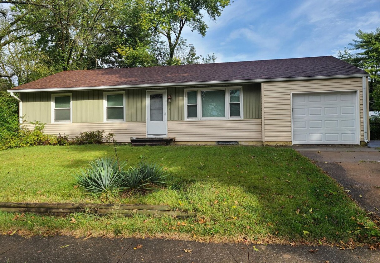 Primary Photo - 3 Bedroom 2 Bathroom Ranch home with attac...