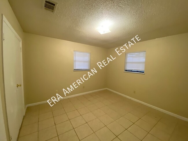 Foto del edificio - 129 Twin Trees Dr