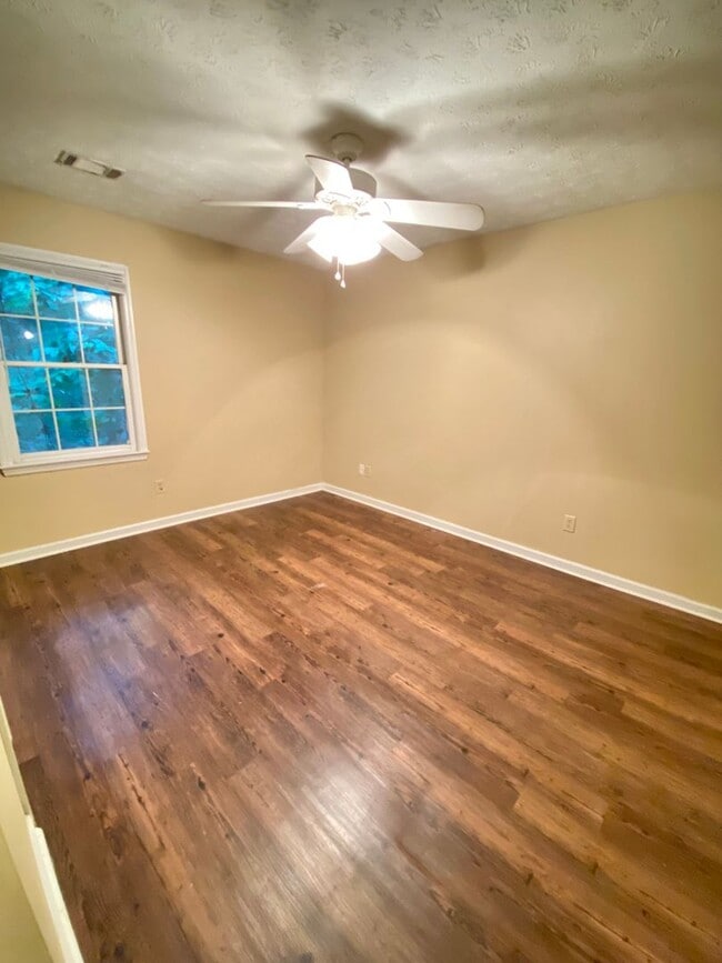 Building Photo - 2bed/1bath Duplex!