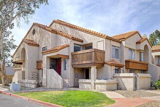 Building Photo - 818 S Westwood