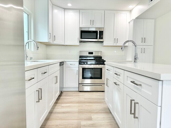 Foto del edificio - 1449 1/2 Livonia Ave-