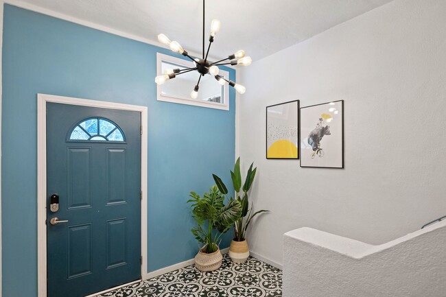 Building Photo - UPDATED LARGE BRIGHT 1800sf 3BR/2BA/1GR In...