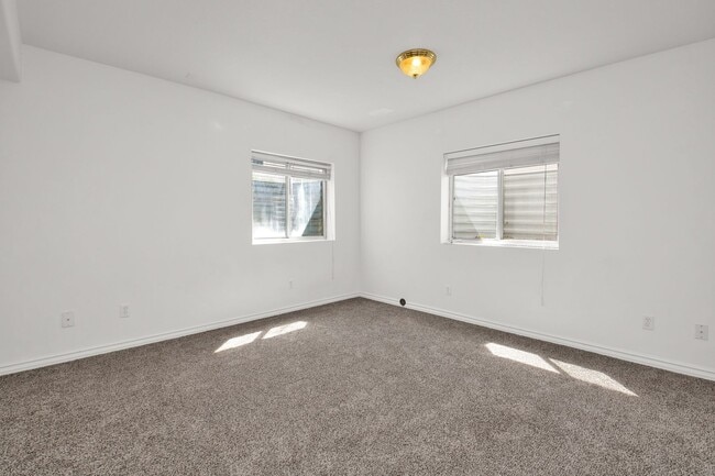 Building Photo - Amazing 4 Bed - 3.5 Bath, Pet-Friendly Lay...