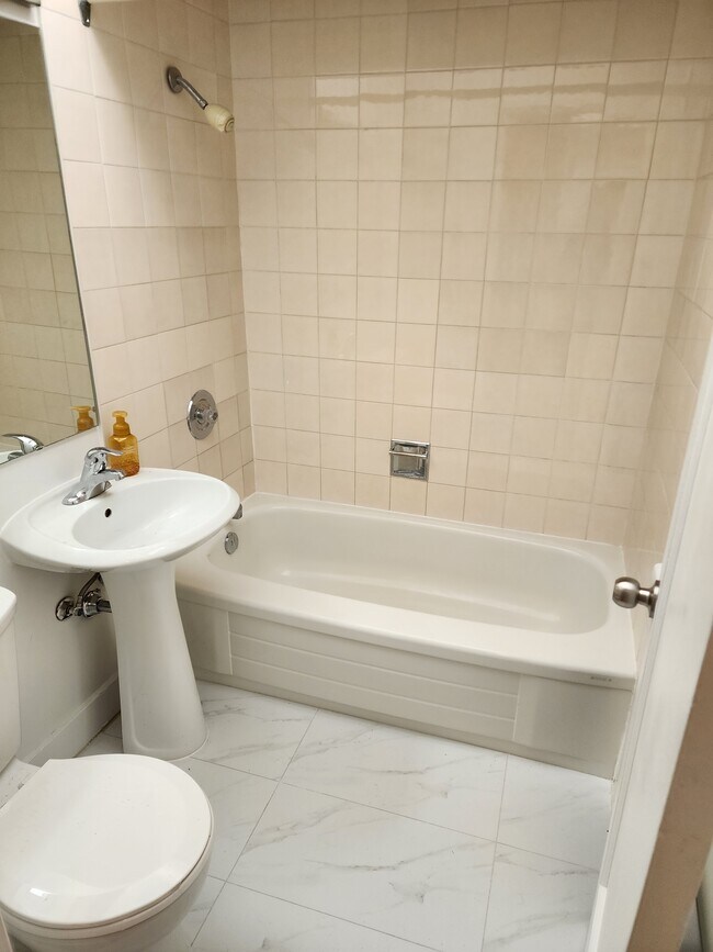 Photo du bâtiment - 2122 Queen St