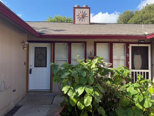 Building Photo - 1303 Bonnie Brae St
