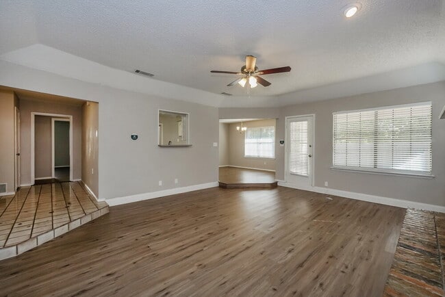 Building Photo - 5732 Bermuda Dr
