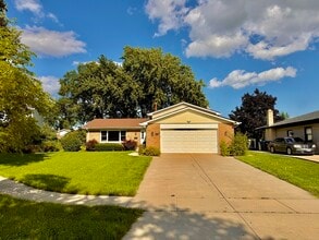 Building Photo - 411 Sequoia Ct