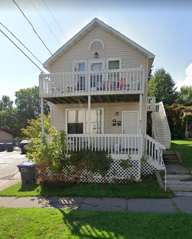 Building Photo - 217 N 25th Ave W