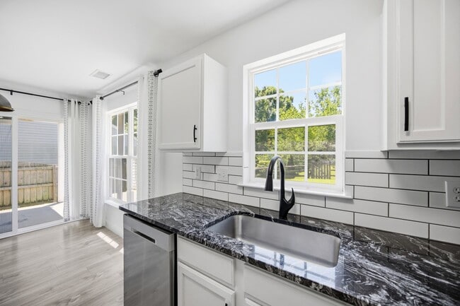 Building Photo - 8502 Appledale Dr