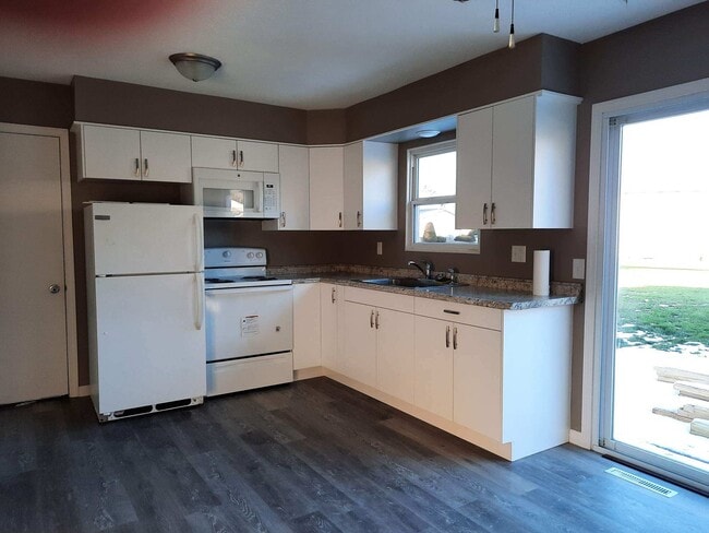 Building Photo - 1829 Lakeview Dr