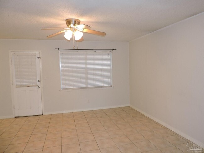 Foto del edificio - 7834 Charter Oaks Dr