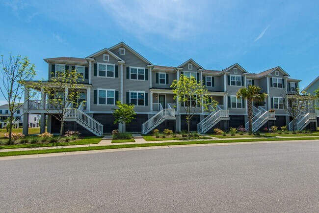 Foto del edificio - Beautiful Oyster Point Townhome - Mt. Pleasant
