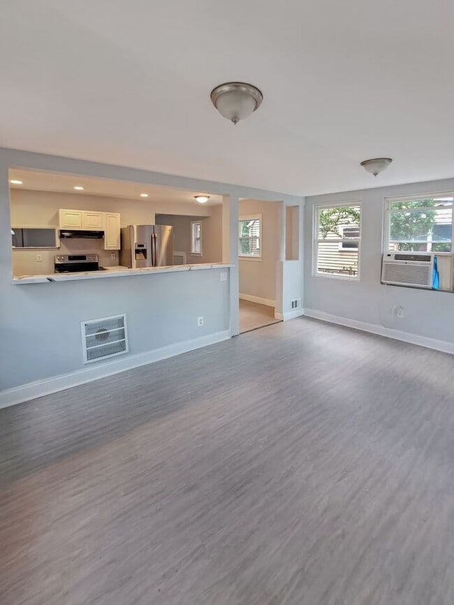 Building Photo - Mid-Century Modern SFH 3-Level, All Utilit...