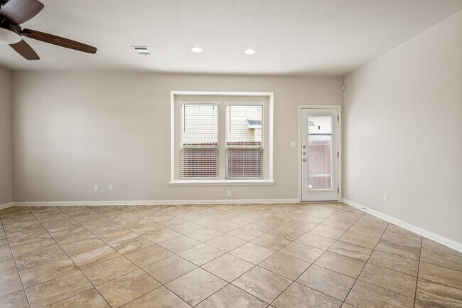 Foto del edificio - AVAILABLE NOW! NOW 3 BEDROOM HOME LOCATED IN SAN MARCOS, TX!