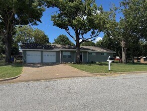 Building Photo - 504 Pecan St