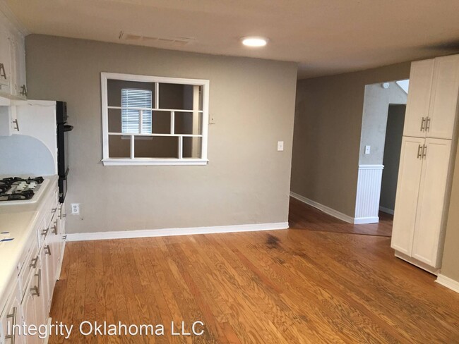 Building Photo - 3 br, 2 bath House - 400 W. 2nd Street