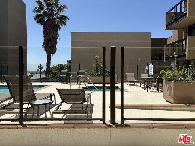Foto del edificio - 7320 Hawthorn Ave