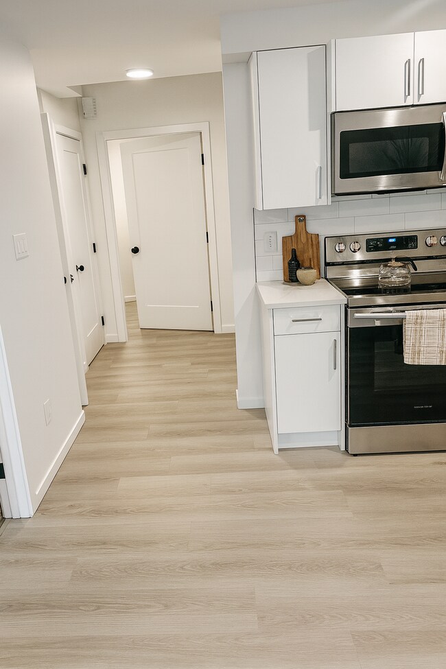 Photo du bâtiment - 7729-174A 174A Ave NW