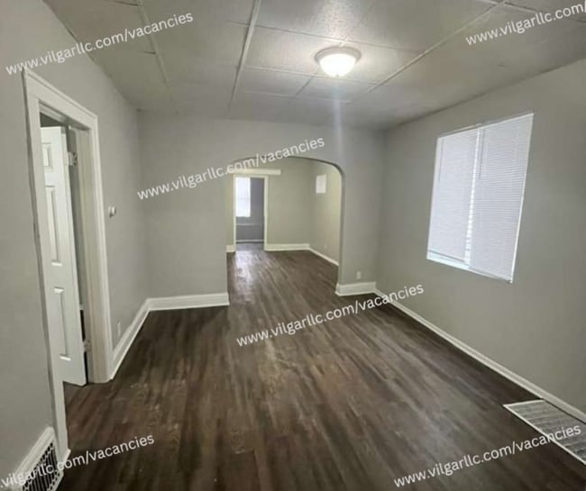 Foto del edificio - Over 1,100 sq ft 3 large bedrooms • 1.5 spacious bathrooms home in East Chicago, IN